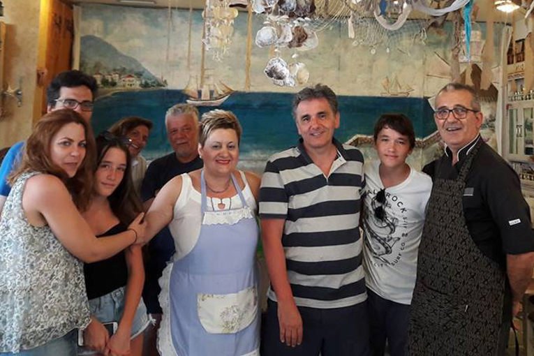 Οι διακοπές του Τσακαλώτου στην Ηλεία -Εδωσε «ρεσιτάλ» στις ρακέτες [εικόνες] | iefimerida.gr 4