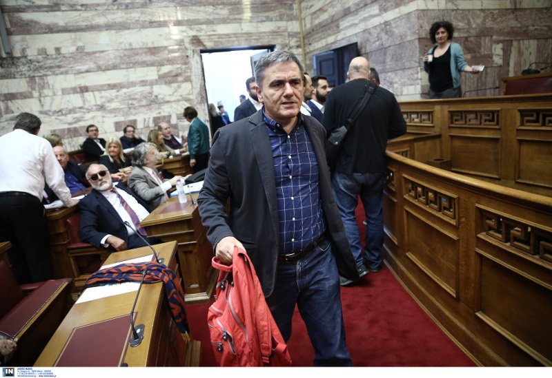 Ο Ευκλείδης Τσακαλώτος με το απόλυτο κόκκινο σακίδιο στην ΚΟ του Σύριζα- φωτογραφία intimenews