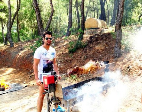 Το Πάσχα των «επωνύμων» – Ποιοι σούβλισαν αρνιά, ποιοι τσούγκρισαν αυγά και τι έγραψαν στο twitter [εικόνες] | iefimerida.gr 0