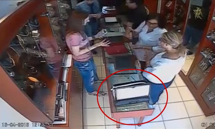 Λάρισα: Δυο γυναίκες έκλεψαν κοσμηματοπώλες μπροστά στα μάτια τους -Καρέ καρέ η δράση τους [βίντεο] | iefimerida.gr 0