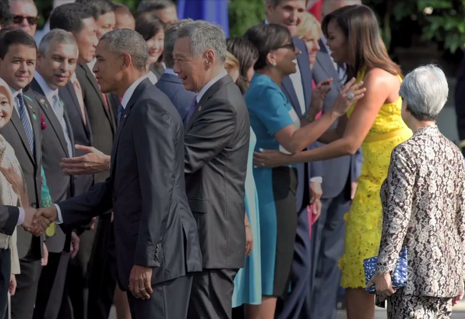 Το τσαντάκι των 11 δολαρίων που έκλεψε την παράσταση στον Λευκό Οίκο -Ποια το κρατούσε [εικόνες&βίντεο] | iefimerida.gr 0