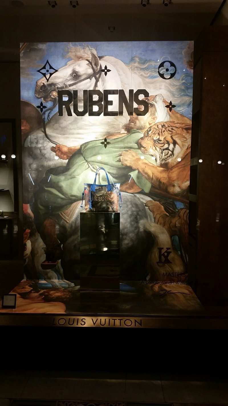 Τουρίστες φωτογραφίζονται με τσάντες έργα τέχνης στο Μιλάνο -Τις LV που έχουν ζωγραφισμένη τη Μόνα Λίζα [εικόνες] | iefimerida.gr 0