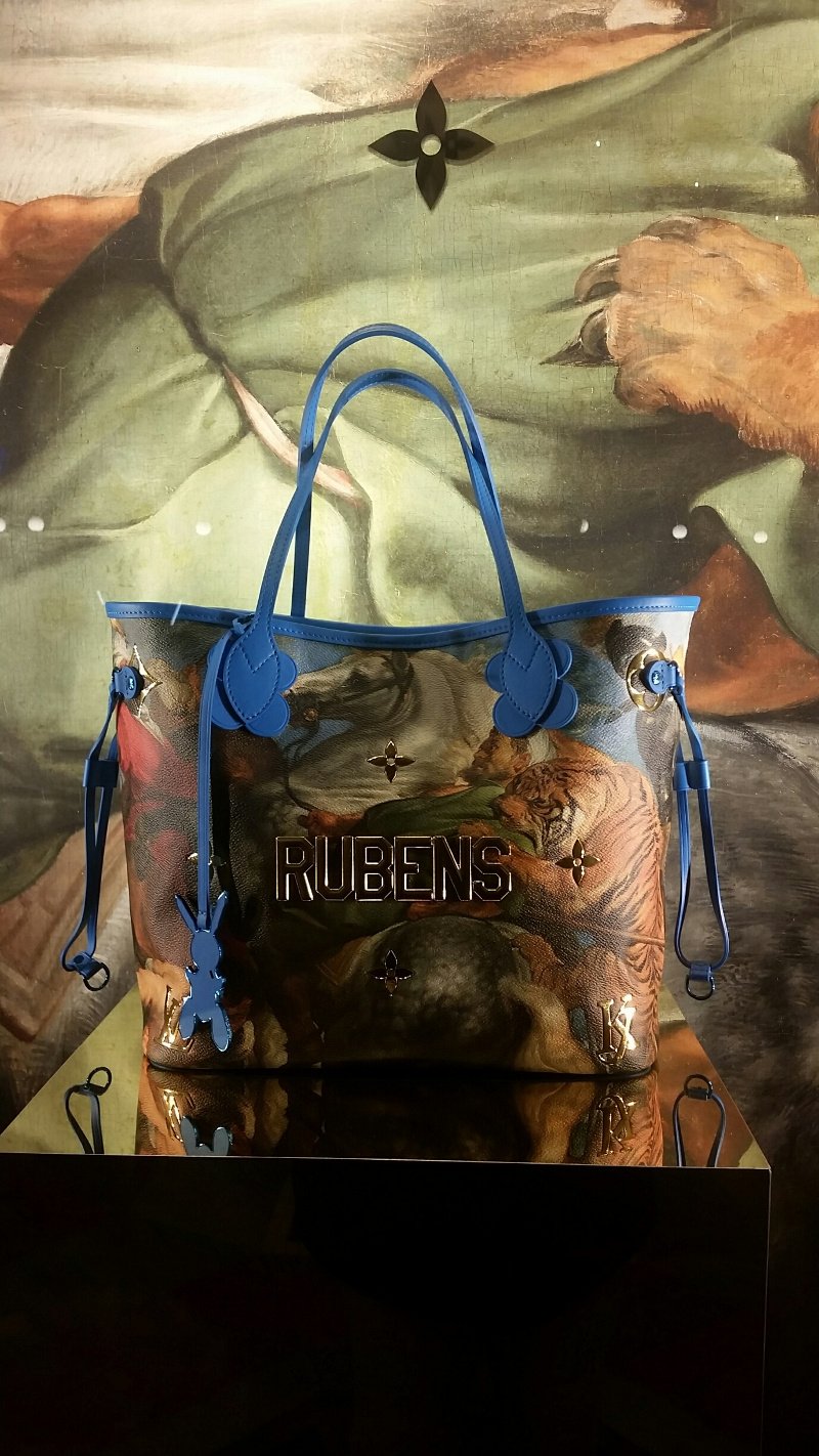 Τουρίστες φωτογραφίζονται με τσάντες έργα τέχνης στο Μιλάνο -Τις LV που έχουν ζωγραφισμένη τη Μόνα Λίζα [εικόνες] | iefimerida.gr 1