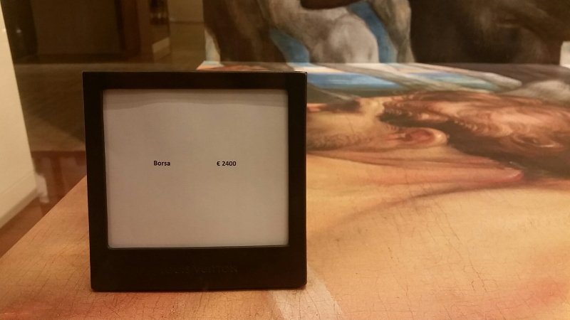 Τουρίστες φωτογραφίζονται με τσάντες έργα τέχνης στο Μιλάνο -Τις LV που έχουν ζωγραφισμένη τη Μόνα Λίζα [εικόνες] | iefimerida.gr 2