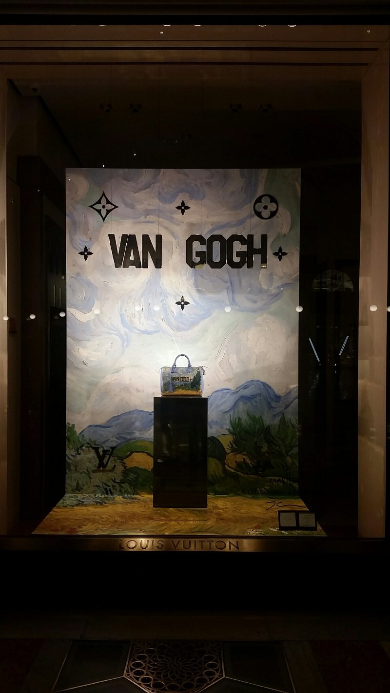 Τουρίστες φωτογραφίζονται με τσάντες έργα τέχνης στο Μιλάνο -Τις LV που έχουν ζωγραφισμένη τη Μόνα Λίζα [εικόνες] | iefimerida.gr 3