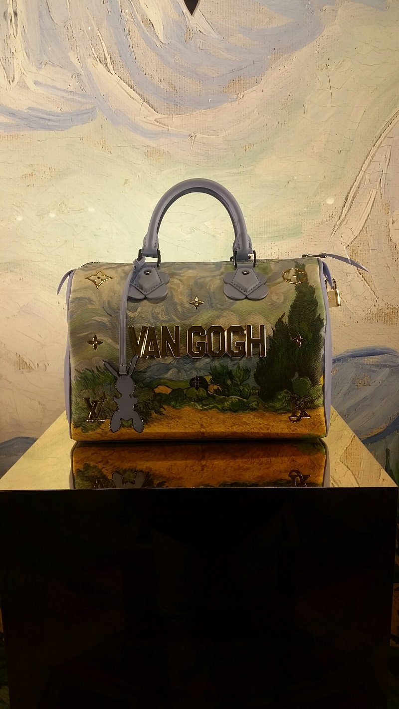 Τουρίστες φωτογραφίζονται με τσάντες έργα τέχνης στο Μιλάνο -Τις LV που έχουν ζωγραφισμένη τη Μόνα Λίζα [εικόνες] | iefimerida.gr 4