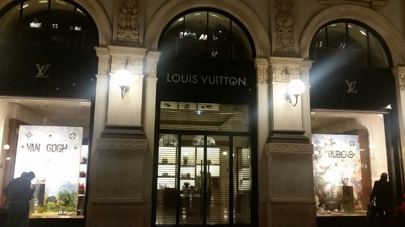 Τουρίστες φωτογραφίζονται με τσάντες έργα τέχνης στο Μιλάνο -Τις LV που έχουν ζωγραφισμένη τη Μόνα Λίζα [εικόνες] | iefimerida.gr 5