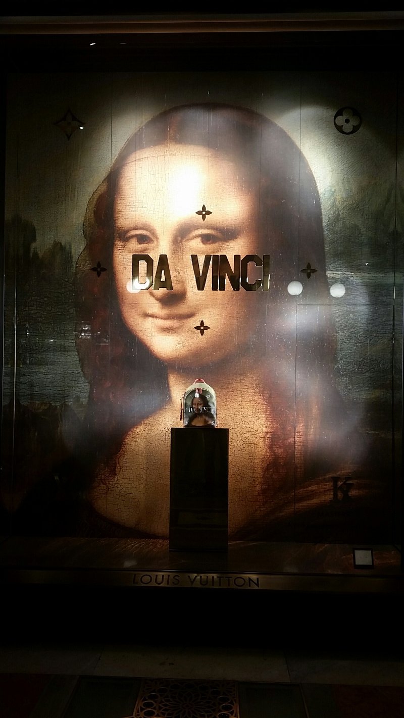 Τουρίστες φωτογραφίζονται με τσάντες έργα τέχνης στο Μιλάνο -Τις LV που έχουν ζωγραφισμένη τη Μόνα Λίζα [εικόνες] | iefimerida.gr 6