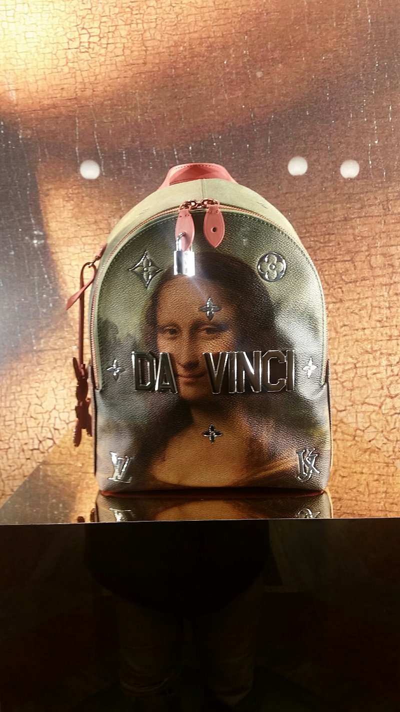 Τουρίστες φωτογραφίζονται με τσάντες έργα τέχνης στο Μιλάνο -Τις LV που έχουν ζωγραφισμένη τη Μόνα Λίζα [εικόνες] | iefimerida.gr 7