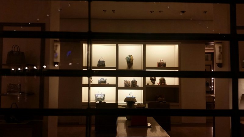 Τουρίστες φωτογραφίζονται με τσάντες έργα τέχνης στο Μιλάνο -Τις LV που έχουν ζωγραφισμένη τη Μόνα Λίζα [εικόνες] | iefimerida.gr 8