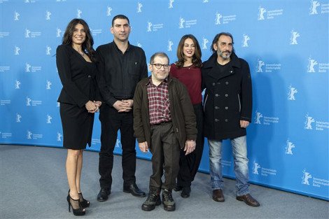 Η Πόπη Τσαπανίδου στο κόκκινο χαλί της Μπερλινάλε -Η φούστα με τα τολμηρά ανοίγματα και οι πόζες σταρ [εικόνες] | iefimerida.gr 0