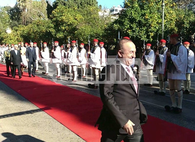 Το σπριντ του Τσαβούσογλου στο κόκκινο χαλί μπροστά στους Παυλόπουλο και Ερντογάν [εικόνες] | iefimerida.gr 1