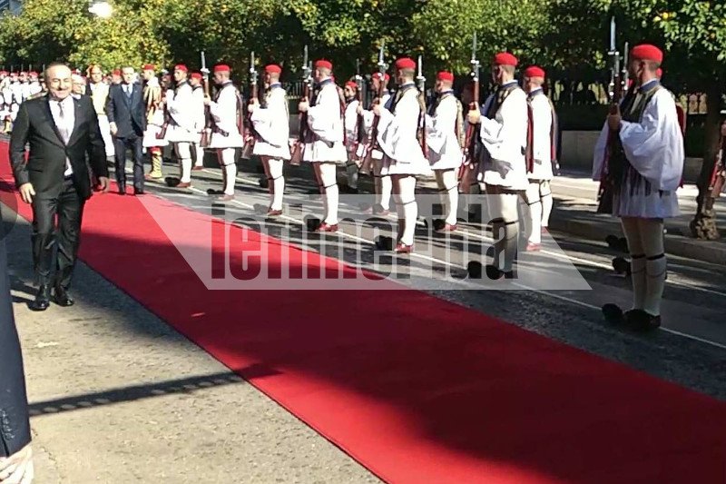 Το σπριντ του Τσαβούσογλου στο κόκκινο χαλί μπροστά στους Παυλόπουλο και Ερντογάν [εικόνες] | iefimerida.gr 0