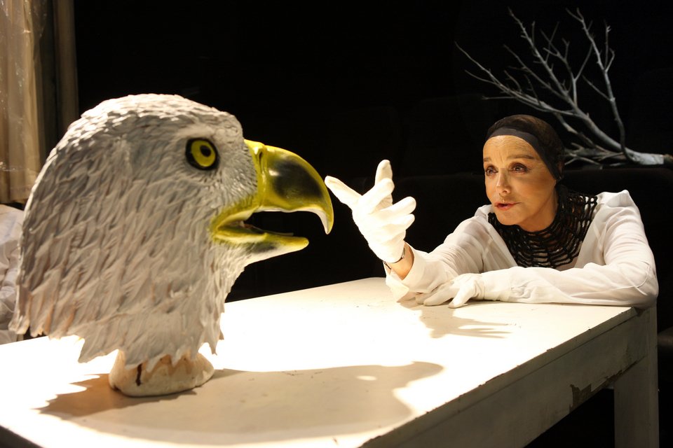 Η Μπέττυ Αρβανίτη, εντυπωσιακή στον θεατρικό ρόλο της εκδικητικής υπηρέτριας [εικόνες] | iefimerida.gr 0