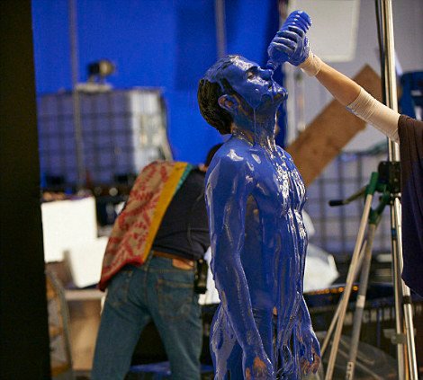 Οι ποδοσφαιριστές της Τσέλσι ημιτσίτσιδοι σε μπανιέρες με μπλε μπογιά [εικόνες] | iefimerida.gr 2