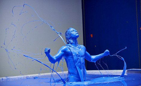 Οι ποδοσφαιριστές της Τσέλσι ημιτσίτσιδοι σε μπανιέρες με μπλε μπογιά [εικόνες] | iefimerida.gr 4