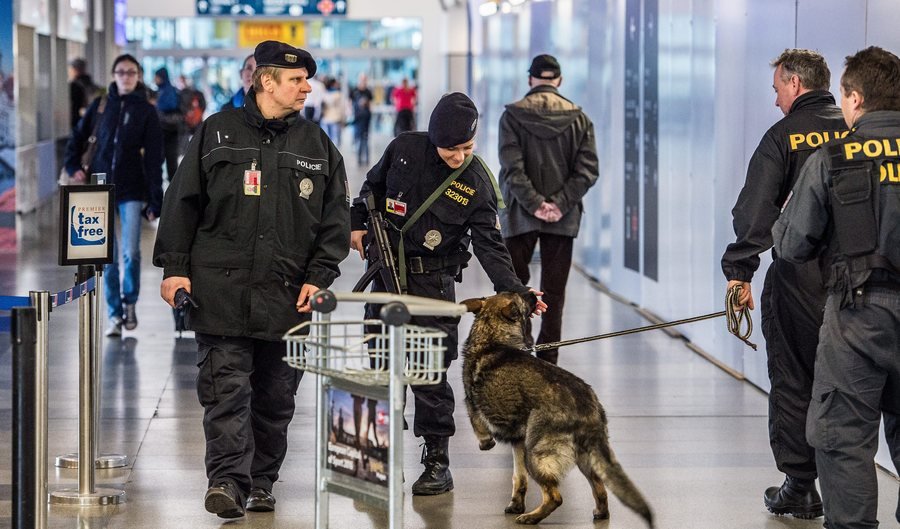 Στρατιώτες και αστυνομικοί με το δάχτυλο στη σκανδάλη -Μέτρα ασφαλείας σε όλο τον κόσμο [εικόνες] | iefimerida.gr 11