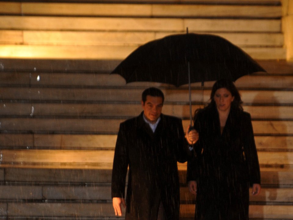 Στις Βρυξέλλες η Ζωή Κωνσταντοπούλου -Της κρατούν την ομπρέλα για να μη βραχεί [εικόνα] | iefimerida.gr 1