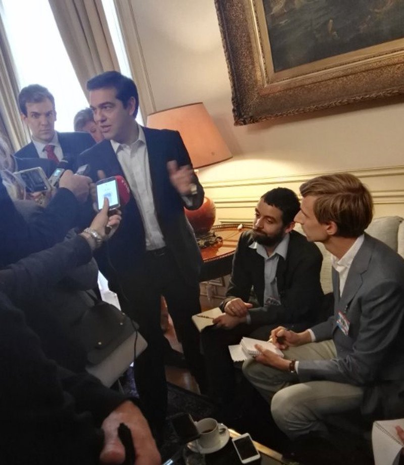 Η ρεπόρτερ που δεν μπορούσε να πάρει τα μάτια της από τον Αλέξη Τσίπρα [εικόνες] | iefimerida.gr 3