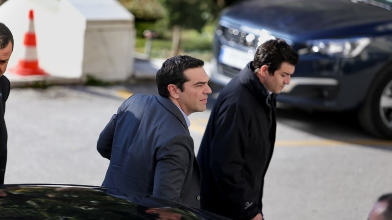 Υποδοχή Τσίπρα με συνθήματα από ανέργους -Ανέβηκε γρήγορα τα σκαλοπάτια [βίντεο] | iefimerida.gr 1