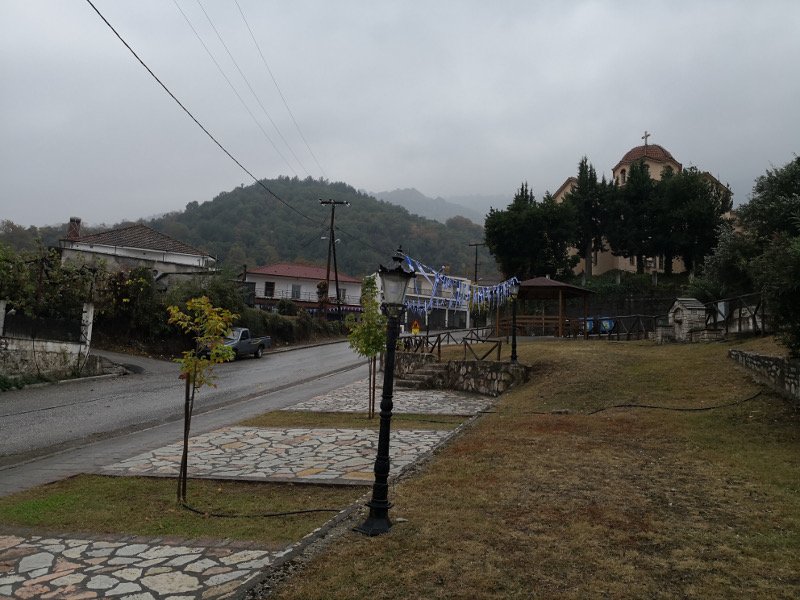 Ο στρατιώτης Βασίλης Τσιαβαλιάρης, μαζί με λίγους ακόμα πατριώτες μας ανέλαβαν να υπερασπιστούν το 21ο φυλάκιο των Ελληνοαλβανικών Συνόρων στο ύψωμα Γκόλιο κοντά στην Πυρσόγιαννη