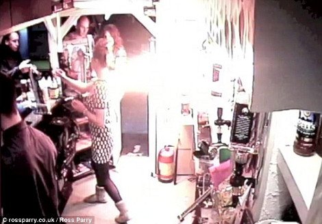 Ηλεκτρονικό τσιγάρο εξερράγη μέσα σε παμπ –Παρά τρίχα τη γλίτωσε η σερβιτόρα [εικόνες&βίντεο] | iefimerida.gr 0