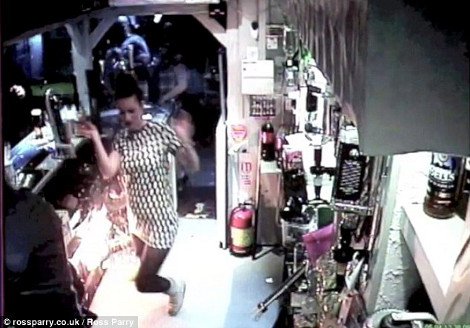 Ηλεκτρονικό τσιγάρο εξερράγη μέσα σε παμπ –Παρά τρίχα τη γλίτωσε η σερβιτόρα [εικόνες&βίντεο] | iefimerida.gr 2