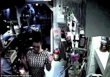 Ηλεκτρονικό τσιγάρο εξερράγη μέσα σε παμπ –Παρά τρίχα τη γλίτωσε η σερβιτόρα [εικόνες&βίντεο] | iefimerida.gr 3