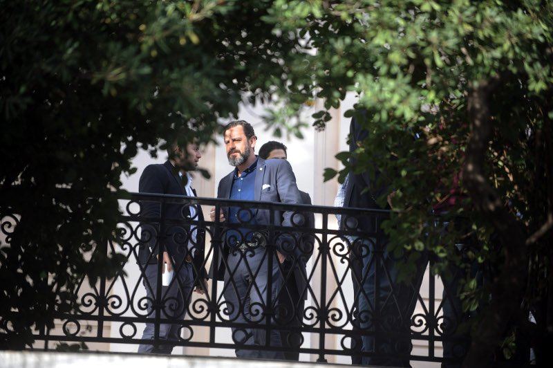 Αγρότες βγήκαν για τσιγάρο στο μπαλκόνι του Μεγάρου Μαξίμου! [εικόνες] | iefimerida.gr 1