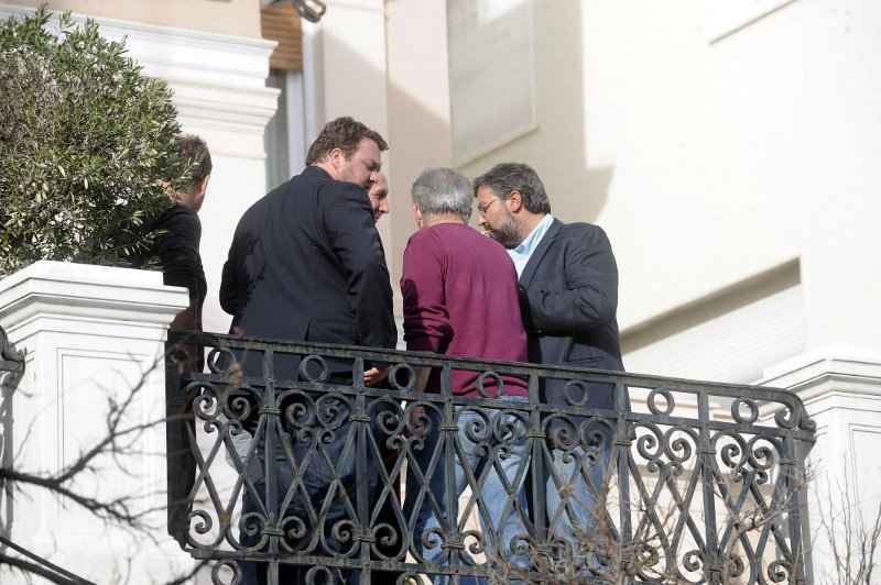 Αγρότες βγήκαν για τσιγάρο στο μπαλκόνι του Μεγάρου Μαξίμου! [εικόνες] | iefimerida.gr 2