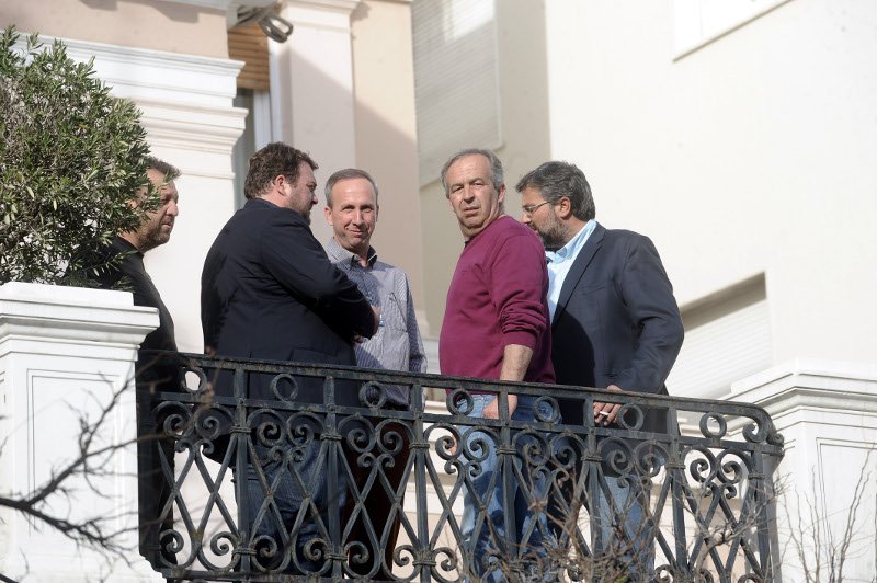 Αγρότες βγήκαν για τσιγάρο στο μπαλκόνι του Μεγάρου Μαξίμου! [εικόνες] | iefimerida.gr 3