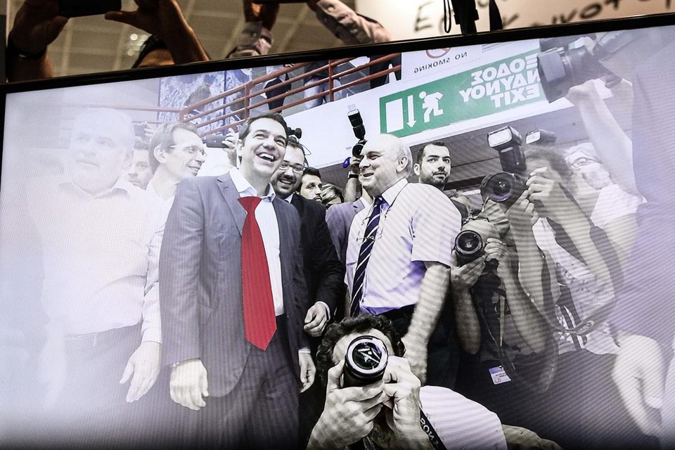 Ο Τσίπρας στη ΔΕΘ με κατακόκκινη γραβάτα [εικόνες & βίντεο]  | iefimerida.gr 0