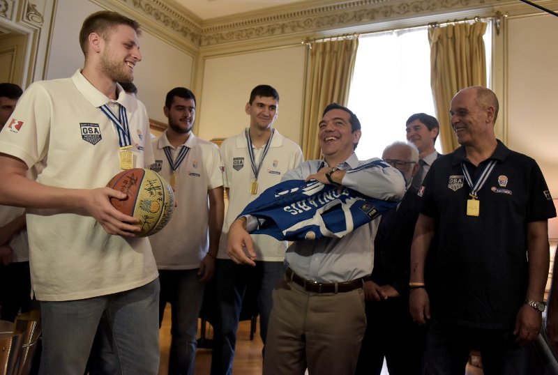 Στο Μέγαρο Μαξίμου η Εθνική Νέων - Φόρεσε τη γαλανόλευκη ο Τσίπρας [εικόνα] | iefimerida.gr 1