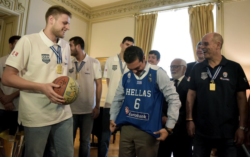 Στο Μέγαρο Μαξίμου η Εθνική Νέων - Φόρεσε τη γαλανόλευκη ο Τσίπρας [εικόνα] | iefimerida.gr 2
