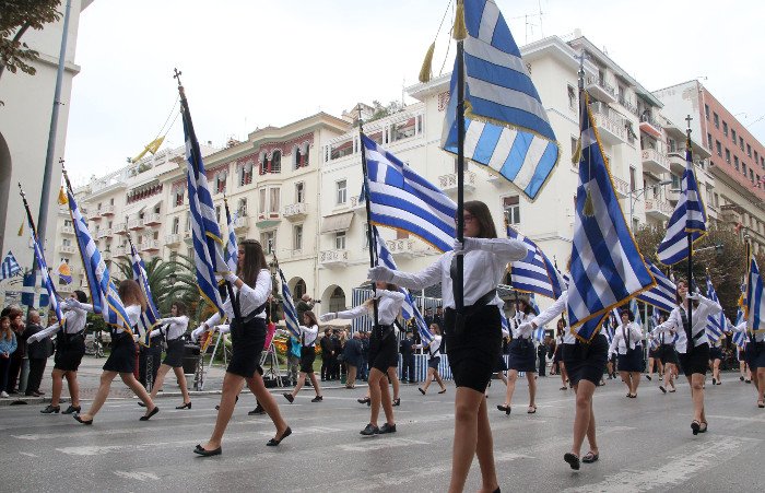 Θεσσαλονίκη: Τα γέλια στην εξέδρα, ο δρομέας και... τα απρόοπτα της μαθητικής παρέλασης! [εικόνες]  | iefimerida.gr 10