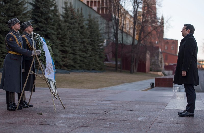 Ο Αλέξης Τσίπρας καταθέτει στεφάνι στο Μνημείο της Αιώνιας Φλόγας στη Μόσχα [εικόνες & βίντεο] | iefimerida.gr 1