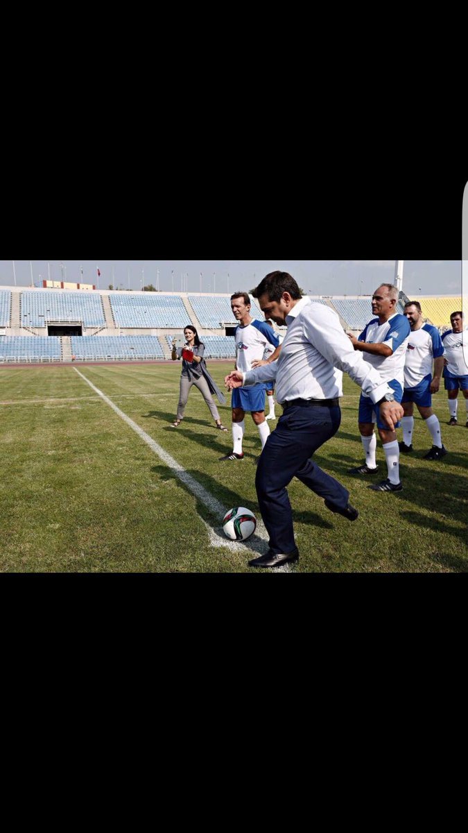 Ο Τσίπρας... παίζει μπάλα -Στο φιλικό ματς παλαιμάχων Ελλάδας-Ρωσίας [εικόνες] | iefimerida.gr 0