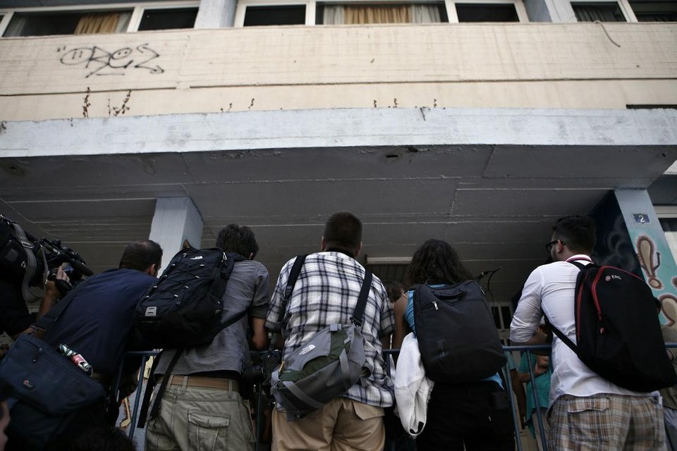 Ο Τσίπρας πολιορκούμενος από δεκάδες δημοσιογράφους [εικόνες & βίντεο] | iefimerida.gr 1