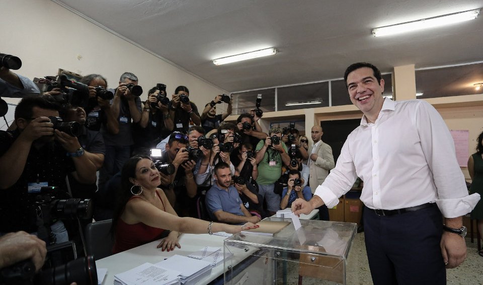 Ο Τσίπρας πολιορκούμενος από δεκάδες δημοσιογράφους [εικόνες & βίντεο] | iefimerida.gr 0