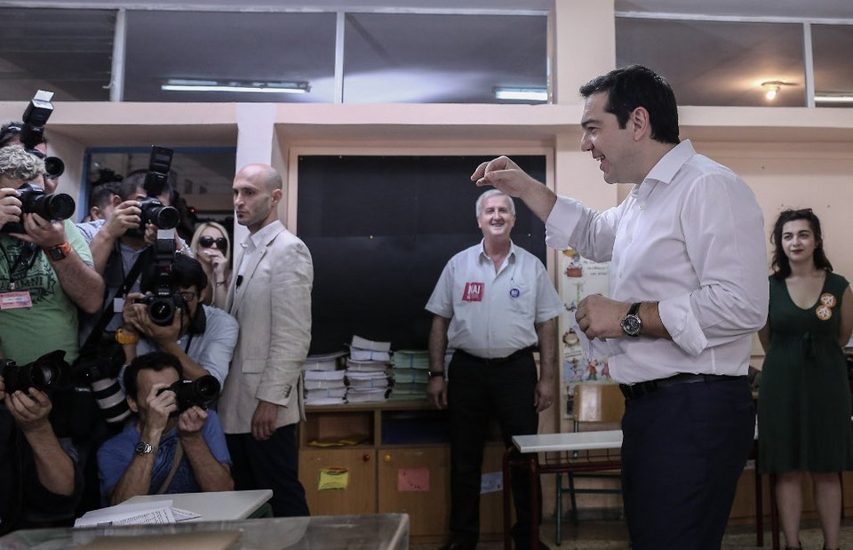 Ο Τσίπρας πολιορκούμενος από δεκάδες δημοσιογράφους [εικόνες & βίντεο] | iefimerida.gr 6