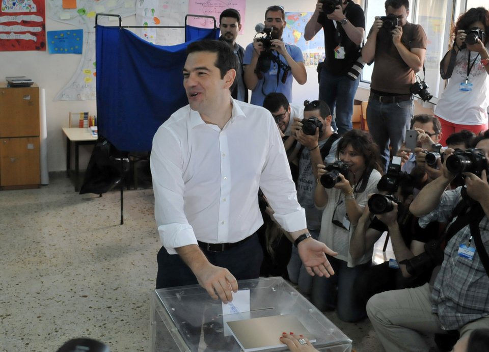 Ο Τσίπρας πολιορκούμενος από δεκάδες δημοσιογράφους [εικόνες & βίντεο] | iefimerida.gr 3