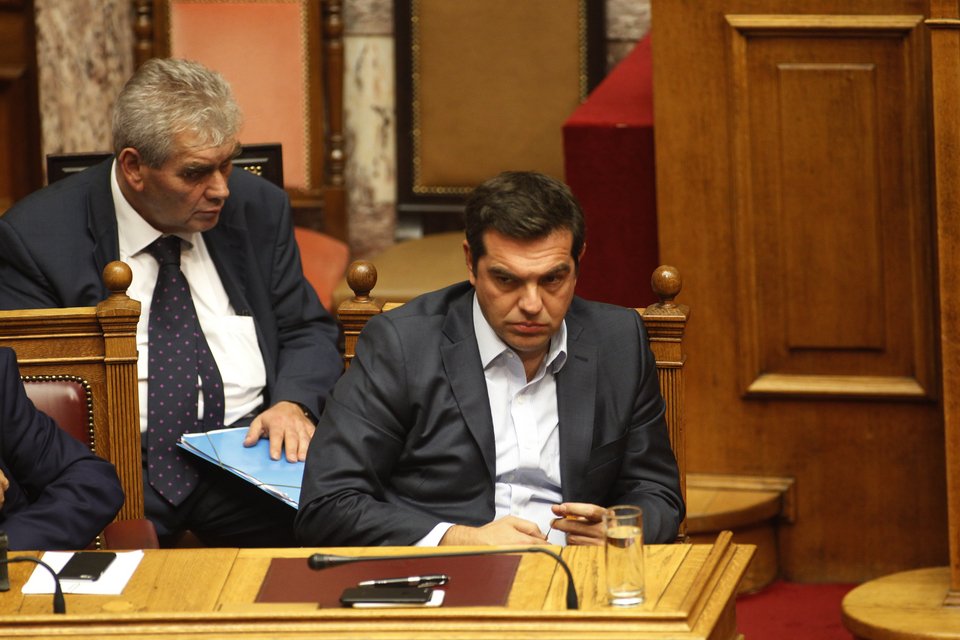 Για πρώτη φορά: Ο Τσίπρας με κομπολόι στη βουλή [εικόνες] | iefimerida.gr 4