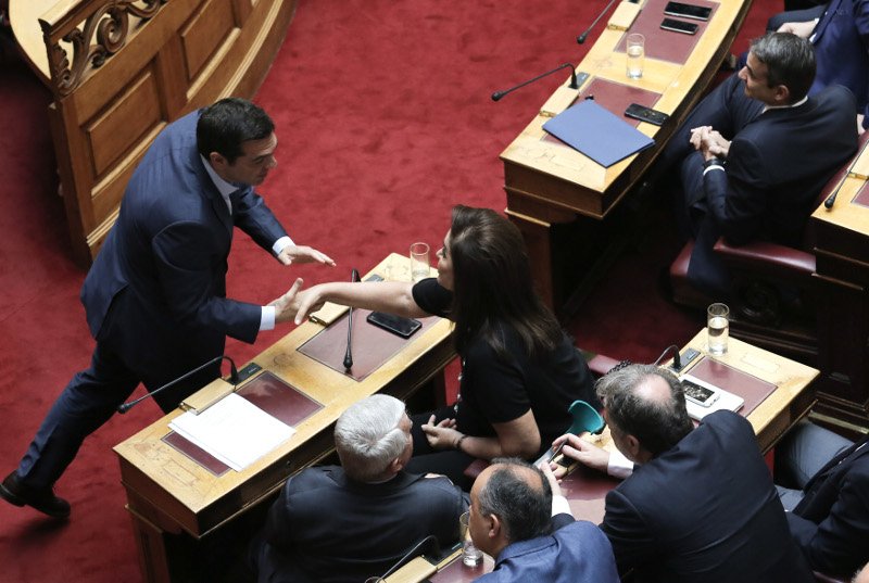 Παιδιά, εγγόνια, φίλοι στο πολιτικό μνημόσυνο Μητσοτάκη στη Βουλή [εικόνες] | iefimerida.gr 1