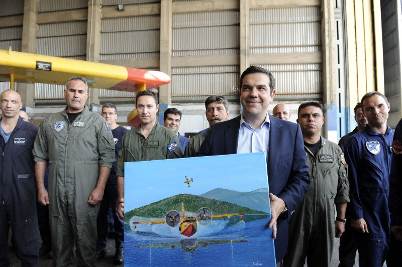 Ο Τσίπρας στο πιλοτήριο πυροσβεστικού αεροσκάφους [εικόνες & βίντεο] | iefimerida.gr 3