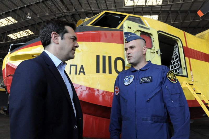 Ο Τσίπρας στο πιλοτήριο πυροσβεστικού αεροσκάφους [εικόνες & βίντεο] | iefimerida.gr 2