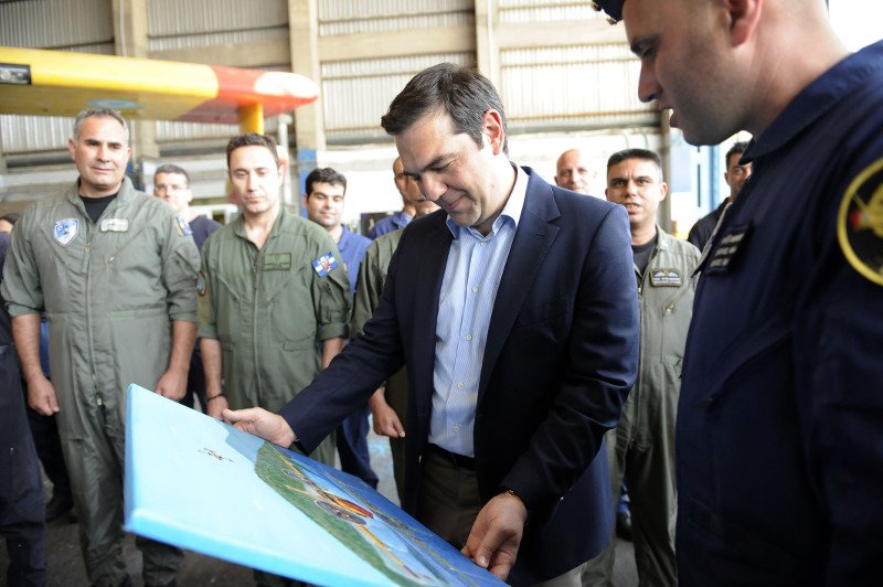 Ο Τσίπρας στο πιλοτήριο πυροσβεστικού αεροσκάφους [εικόνες & βίντεο] | iefimerida.gr 4