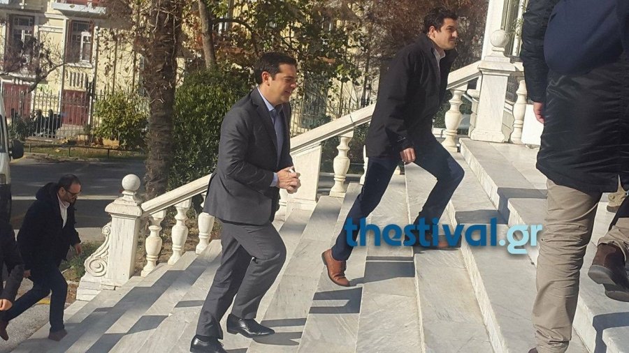 Υποδοχή Τσίπρα με συνθήματα από ανέργους -Ανέβηκε γρήγορα τα σκαλοπάτια [βίντεο] | iefimerida.gr 0