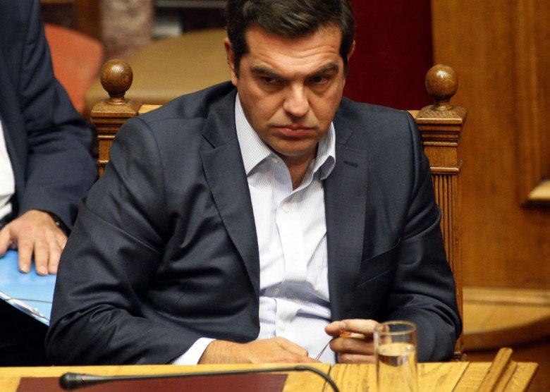 Για πρώτη φορά: Ο Τσίπρας με κομπολόι στη βουλή [εικόνες] | iefimerida.gr 0
