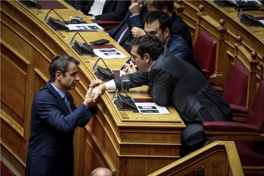 «Πηγαδάκι» Τσίπρα-Μητσοτάκη στον αγιασμό της Βουλής [εικόνες] | iefimerida.gr 1