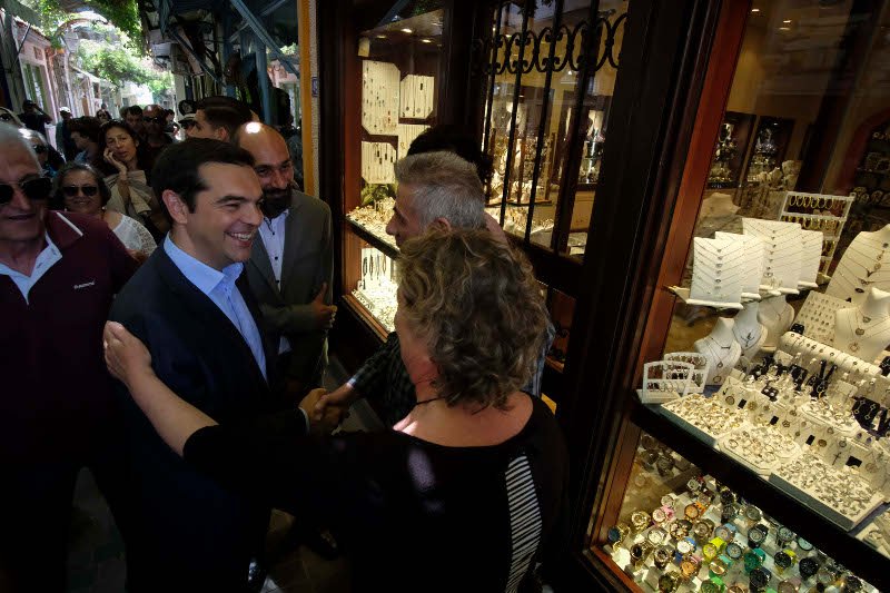 Οι βόλτες του Τσίπρα στα στενά της Λήμνου [εικόνες] | iefimerida.gr 3